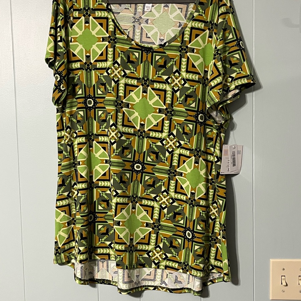 LuLaRoe Black and Green Graphic Short Sleeve Tee classic